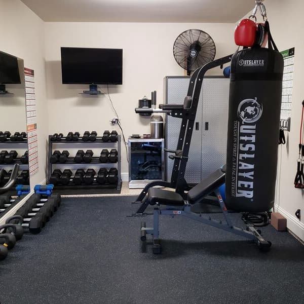 Rubber floor tiles in black in home gym.