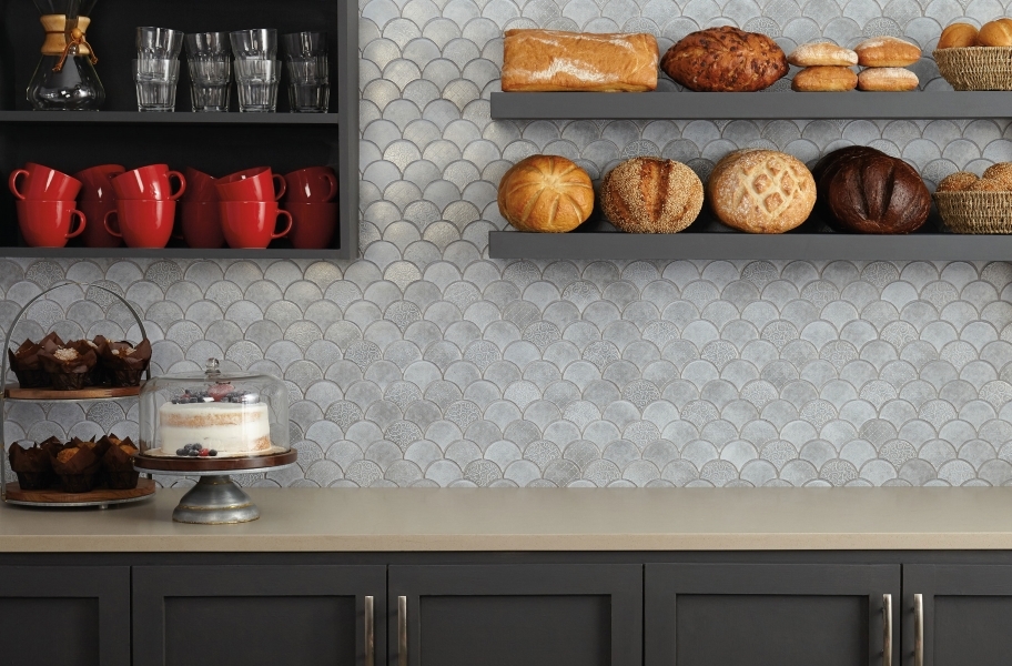 Fan backsplash tile mosaic in a kitchen