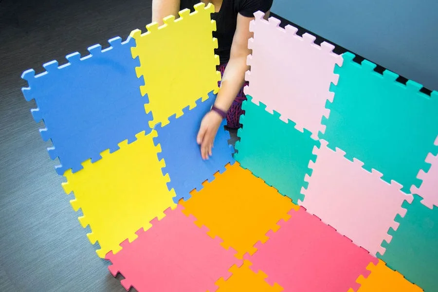 How to Build a Fort with Foam Tiles in 6 Easy Steps: Take your foam floor to the next level with this easy activity. Fun for parents and kiddos alike!