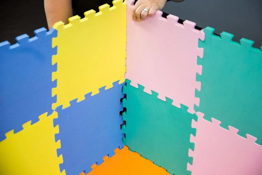 How to Build a Fort with Foam Tiles in 6 Easy Steps: Take your foam floor to the next level with this easy activity. Fun for parents and kiddos alike!