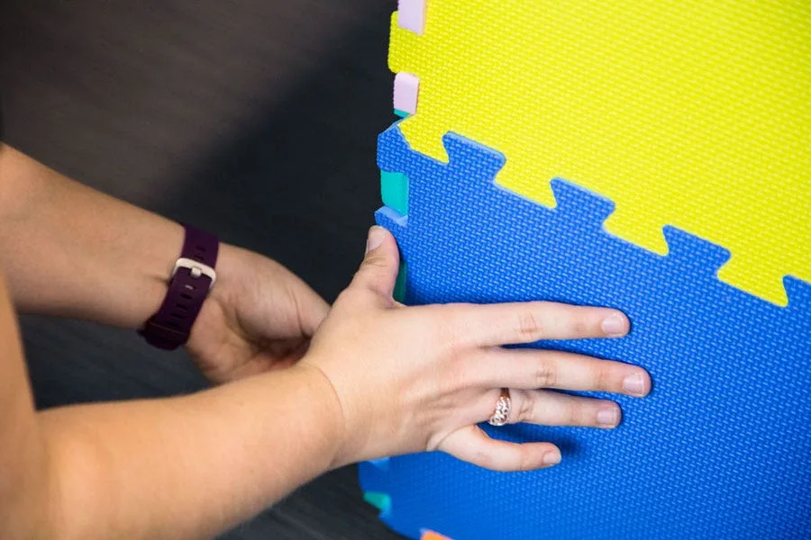 How to Build a Fort with Foam Tiles in 6 Easy Steps: Take your foam floor to the next level with this easy activity. Fun for parents and kiddos alike!