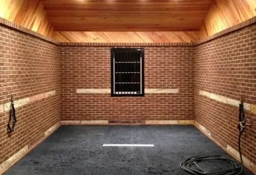 Horse Stall with rubber matting