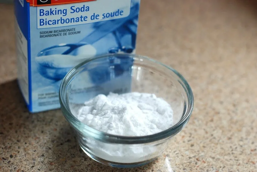 Removing stains on vinyl floors: baking soda in bowl