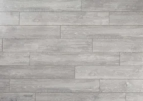 Close-up of durable light gray wood-look vinyl plank flooring with a realistic wood grain, a water-resistant and easy-to-clean alternative to hardwood.