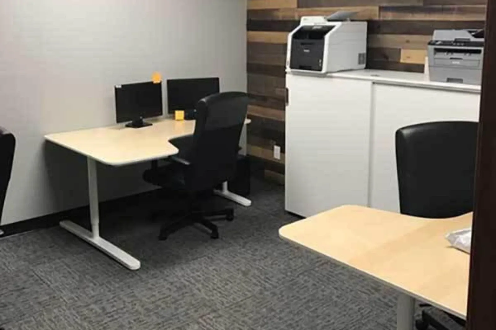 Modern office with a durable gray patterned commercial carpet, a functional and long-lasting flooring solution for a business environment.
