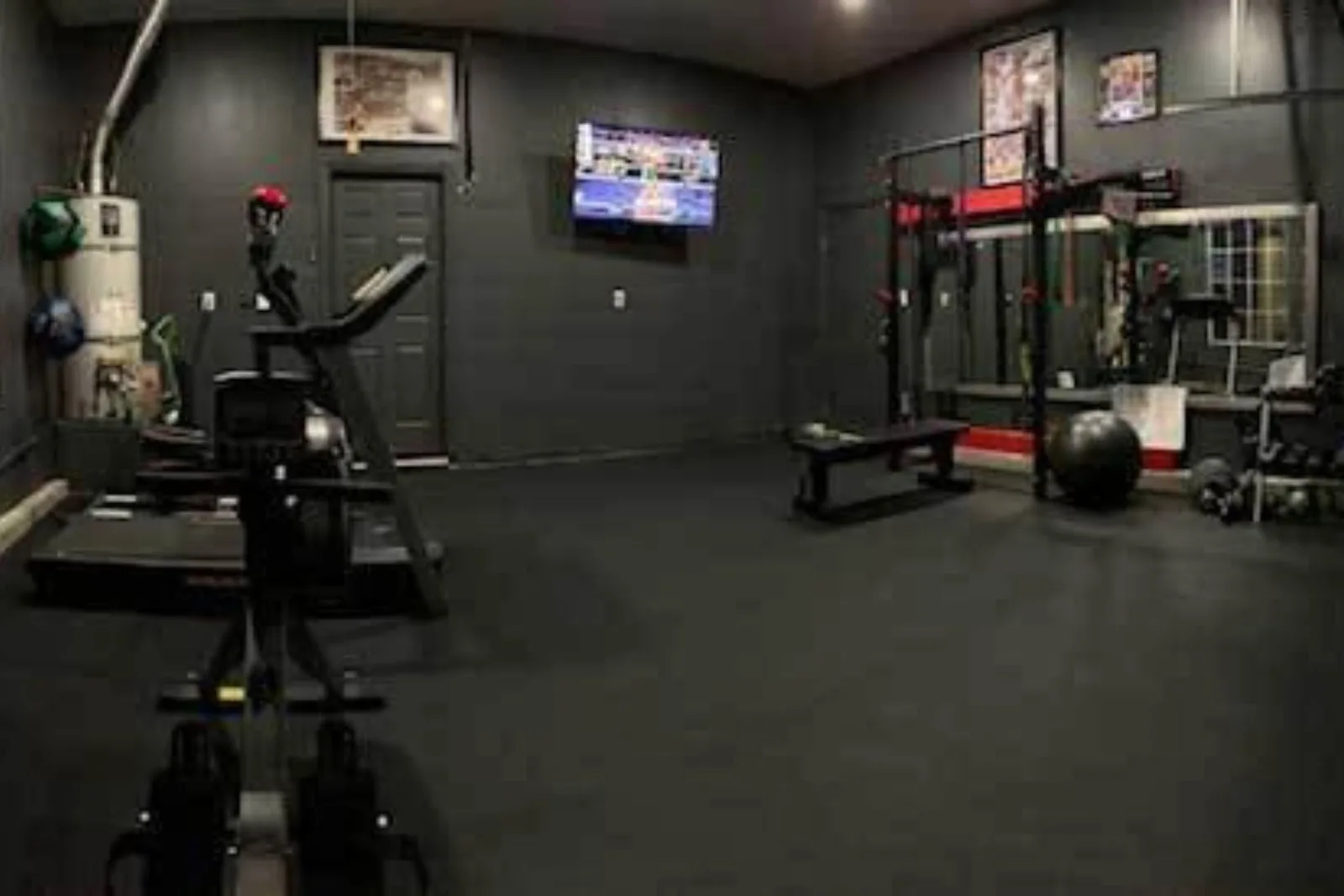 Home gym with durable black rubber interlocking gym floor tiles, a high-performance and protective flooring solution for residential workout spaces.