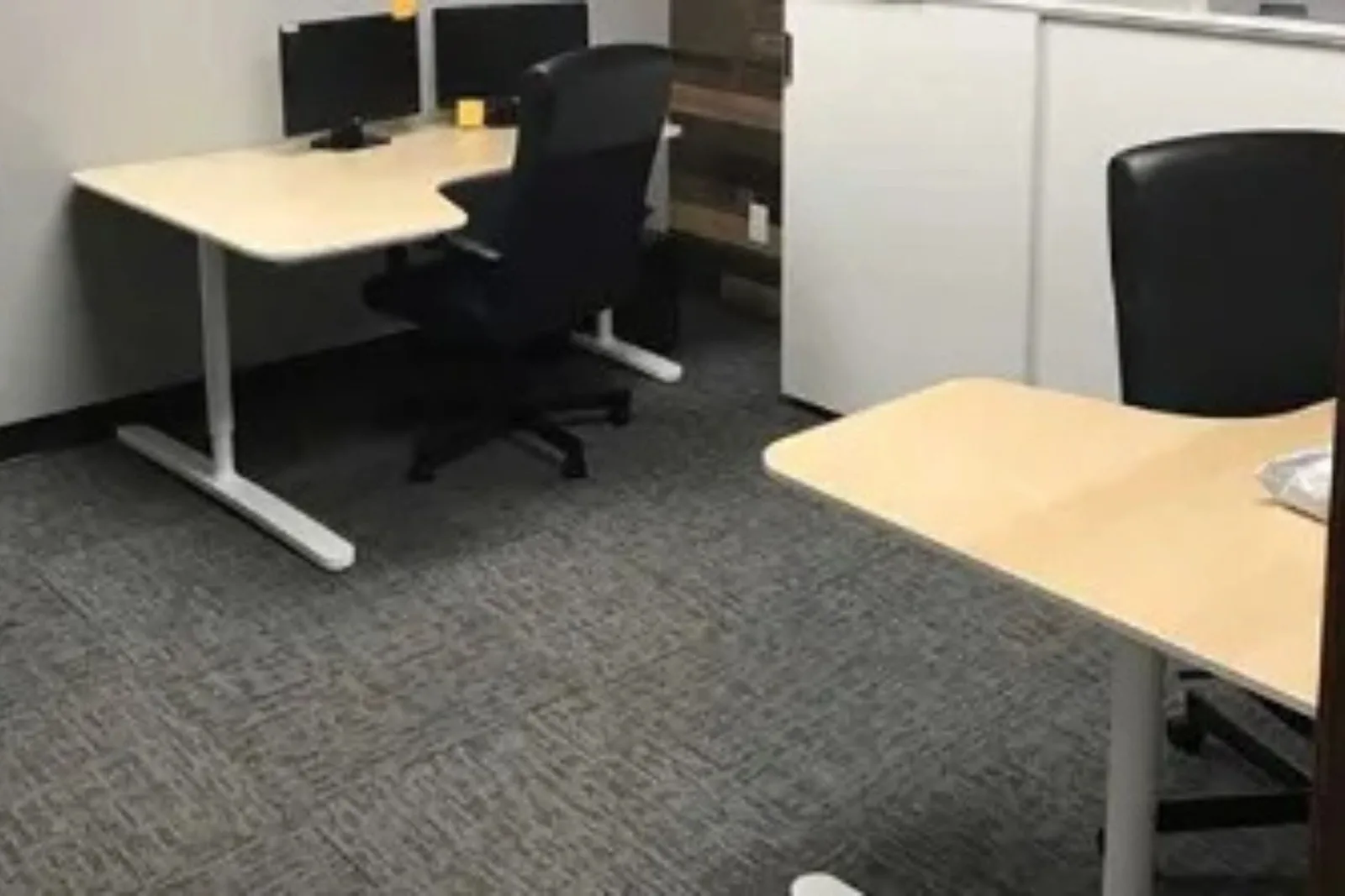 Modern office with a durable gray patterned commercial carpet, a functional and long-lasting flooring solution for a business environment.