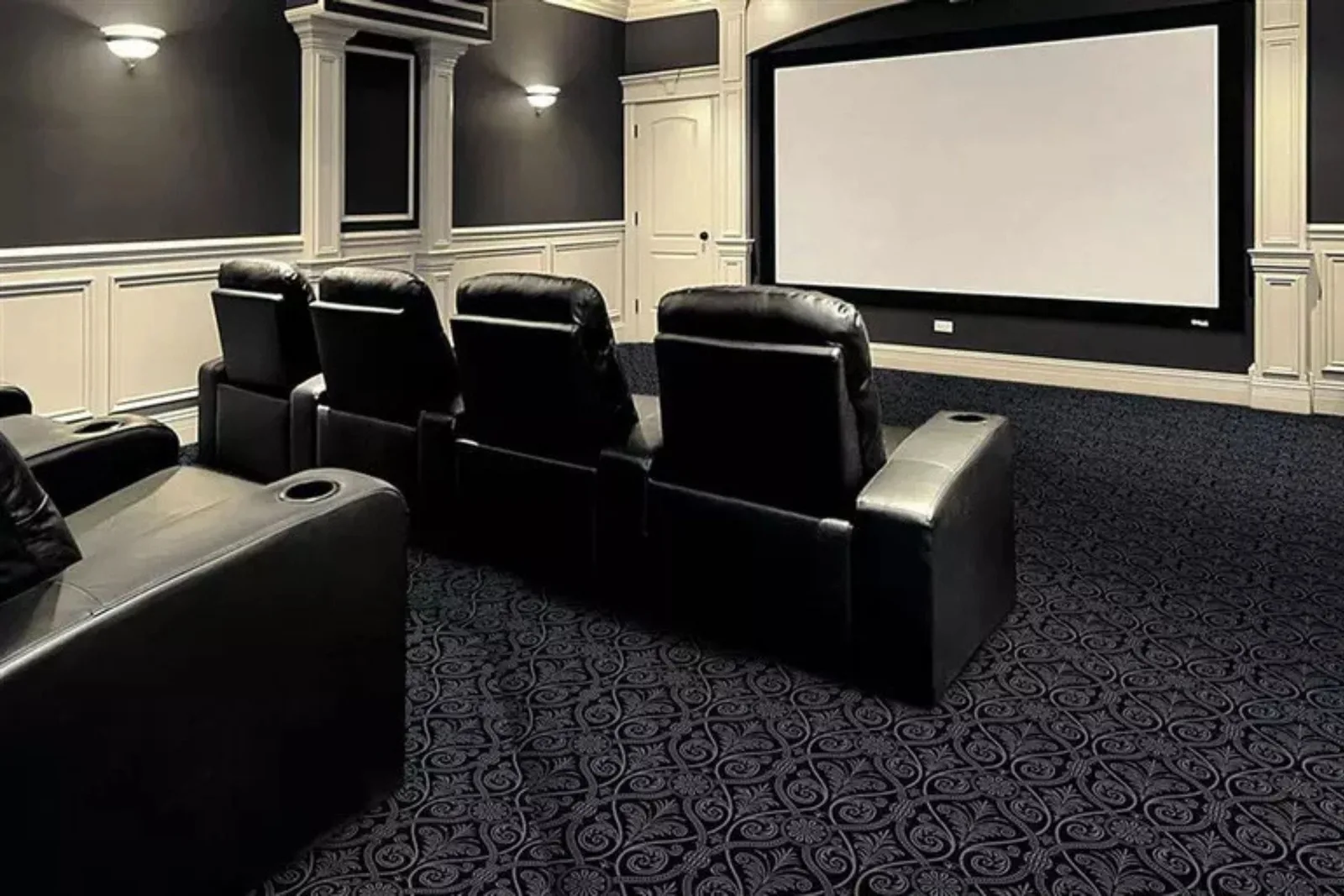 Stylish dark patterned carpet Elegant home theater with a stylish dark gray patterned carpet, providing comfort and a touch of luxury.