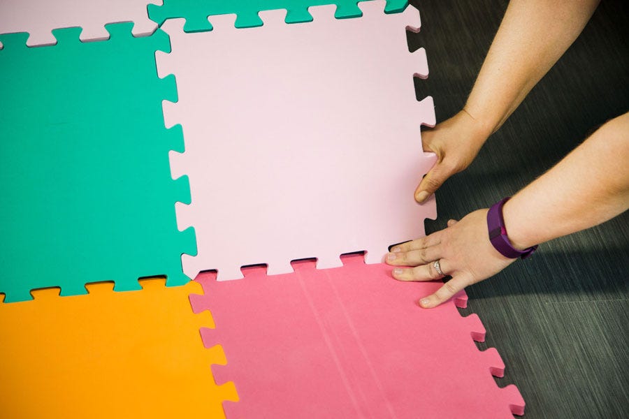 How to Build a Fort with Foam Tiles in 6 Easy Steps: Take your foam floor to the next level with this easy activity. Fun for parents and kiddos alike!