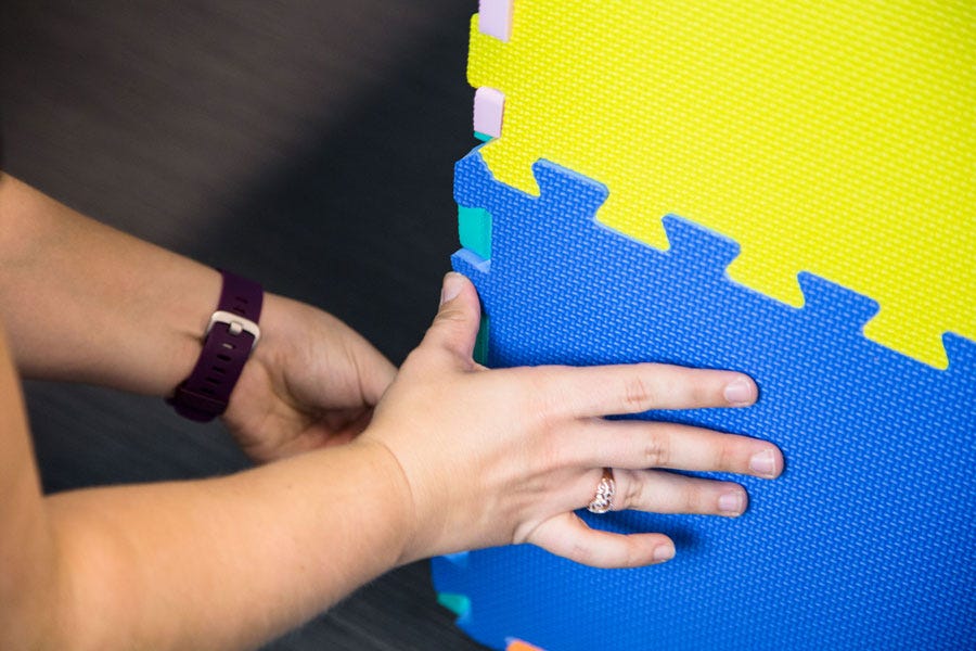 How to Build a Fort with Foam Tiles in 6 Easy Steps: Take your foam floor to the next level with this easy activity. Fun for parents and kiddos alike!